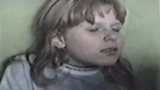 Мужик трахает 18-ти летнюю шлюху с широко раздвинутыми ногами